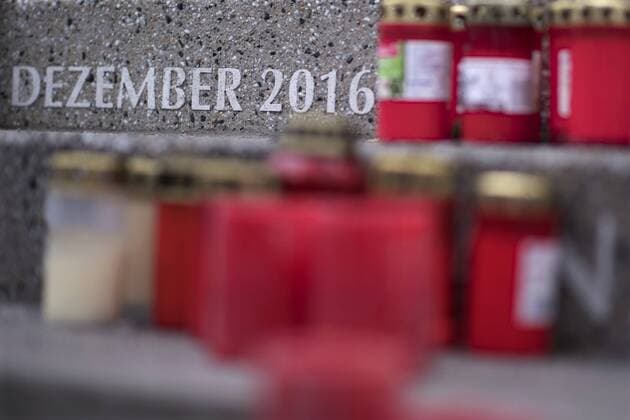 Gedenkstaette Terroranschlag Berlin DEU, Deutschland, Germany, Berlin, 26.01.2018 Kerzen neben Schriftzug Dezember in Gedenken an den Anschlag auf den Weihnachtsmarkt in Berlin am 19.12.2016 an der Kaiser-Wilhelm-Gedaechtniskirche auf dem Breitscheidplatz in Berlin. Diese Gedenkstaette erinnert an das Attentat des Terroristen Anis Amri, der mit einem gestohlenen Lastwagen in eine Menschenmenge auf den Weihnachtsmarkt gerast war und 12 Menschen toetete. Am 1. Jahrestag wurde hier ein Denkmal in Form von Stufen und den Namen der Opfer eroeffnet. Candles left by mourners on the Christmas market in memory of the terror attack in Berlin at the memory site at the Breitscheidtplatz in Berlin. This is the site were a stolen lorry truck drove through a Christmas market on December 19 2016 in Berlin, Germany. On December 19 Anis Amri, a Tunisian r