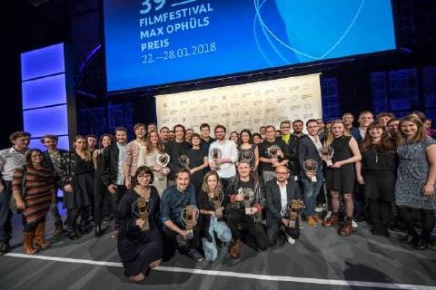 Entertainment Bilder der Woche Themen der Woche Das 39. Max Ophüls Filmfestival endet am Samstag mit der großen Preisverleihung im Saarbrücker E-Werk. Im Bild: Die Gewinner und Laudatoren des diesjährigen Max Ophüls Preises bei Ihrem Gruppenfoto. *** The 39 Max Ophüls Film Festival ends on Saturday with the big prize in the Saarbrücker E work In the image of the winners and presenters of this year s Max Ophüls Prize for their group photo SZ