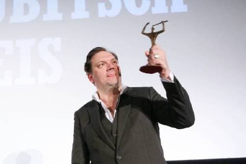 Der Schauspieler Charly Huebner wird am 28.01.2018 mit dem Ernst Lubitsch Preis fuer seine komoediantische Leistung im Film Magical Mystery oder: Die Rueckkehr des Karl Schmidt geehrt. Die Verleihung der traditionsreichen Trophaee erfolgte im Rahmen einer Gala im Kino Babylon in Berlin Mitte. Der Club der Filmjournalisten Berlin vergibt seit 1958 den Ernst-Lubitsch-Preis fuer die beste komoediantische Leistung im Deutschen Film. Berlin Germany