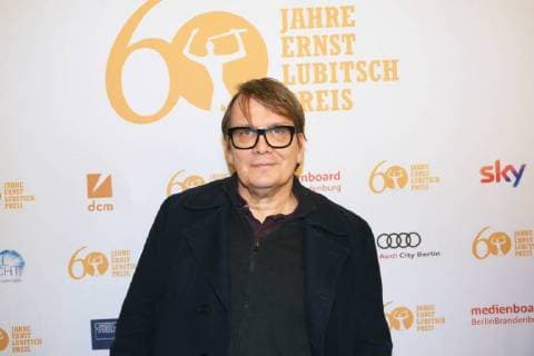 Der Autor und Musiker Sven Regener kommt am 28.01.2018 zur Verleihung des Ernst Lubitsch Preises in Berlin. Dabei wird der Schauspieler Charly Huebner fuer seine komoediantische Leistung im Film Magical Mystery oder: Die Rueckkehr des Karl Schmidt geehrt. Die Verleihung der traditionsreichen Trophaee erfolgte im Rahmen einer Gala im Kino Babylon in Berlin Mitte. Der Club der Filmjournalisten Berlin vergibt seit 1958 den Ernst-Lubitsch-Preis fuer die beste komoediantische Leistung im Deutschen Film. Berlin Germany