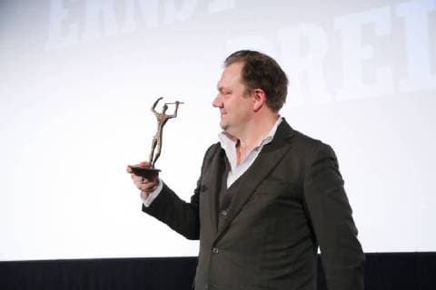 Der Schauspieler Charly Huebner wird am 28.01.2018 mit dem Ernst Lubitsch Preis fuer seine komoediantische Leistung im Film Magical Mystery oder: Die Rueckkehr des Karl Schmidt geehrt. Die Verleihung der traditionsreichen Trophaee erfolgte im Rahmen einer Gala im Kino Babylon in Berlin Mitte. Der Club der Filmjournalisten Berlin vergibt seit 1958 den Ernst-Lubitsch-Preis fuer die beste komoediantische Leistung im Deutschen Film. Berlin Germany