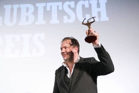 Der Schauspieler Charly Huebner wird am 28.01.2018 mit dem Ernst Lubitsch Preis fuer seine komoediantische Leistung im Film Magical Mystery oder: Die Rueckkehr des Karl Schmidt geehrt. Die Verleihung der traditionsreichen Trophaee erfolgte im Rahmen einer Gala im Kino Babylon in Berlin Mitte. Der Club der Filmjournalisten Berlin vergibt seit 1958 den Ernst-Lubitsch-Preis fuer die beste komoediantische Leistung im Deutschen Film. Berlin Germany
