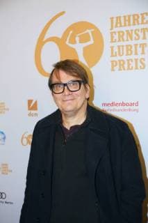 Der Autor und Musiker Sven Regener kommt am 28.01.2018 zur Verleihung des Ernst Lubitsch Preises in Berlin. Dabei wird der Schauspieler Charly Huebner fuer seine komoediantische Leistung im Film Magical Mystery oder: Die Rueckkehr des Karl Schmidt geehrt. Die Verleihung der traditionsreichen Trophaee erfolgte im Rahmen einer Gala im Kino Babylon in Berlin Mitte. Der Club der Filmjournalisten Berlin vergibt seit 1958 den Ernst-Lubitsch-Preis fuer die beste komoediantische Leistung im Deutschen Film. Berlin Germany