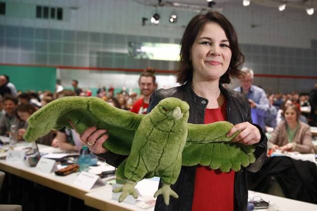 27.01.2018, HCC, Hannover, Ausserordentliche Bundesdelegiertenkonferenz von Buendniss 90 - Die Gruenen, Wahl des neuen Bundesvorstand, im Bild Die neu gewaehlte Bundesvorsitzende Annalena Baerbock mit dem gruenen Adler, dem Maskotchen der Brandenburger Gruenen Wahl Bundesvorstand, B90, Die Gruenen