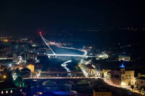 Architektur von Santiago Calatrava Cosenza, a night view of the new bridge bridge built in Cosenza, designed by architect and engineer Santiago Calatrava, named after San Francesco di Paola, the patron saint of Calabria. The bridge was inaugurated on January 27, 2018, and was designed and built in the shape of a harp, it is 104 meters tall, has a 130 meter long pylon and is inclined to 52 degrees from which the tie rods depart. around 20 million euros. It is currently considered one of the largest works made in the south. The bridge connects the two banks of the river Crati connecting the district Gergeri with Via Popilia. 28 01 2018, Cosenza, Italy  Copyright: xAlfonsoxDixVincenzox xIPAx xKontrolabx