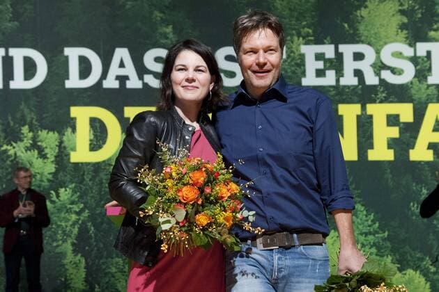 die beiden neuen Parteivorsitzenden Annalena Baerbock, Annalena Charlotte Alma Baerbock , Mitglied des Deutschen Bundestages, MdB, und Robert HABECK (Umweltminister und stellv. Ministerpraesident von Schleswig Holstein, Schriftsteller und Publizist), posieren auf der Buehne, Ausserordentliche Bundesdelegiertenkonferenz der Partei Buendnis 90 Die Gruenen im Congress Centrum Hannover, 26.-27.01.2018.