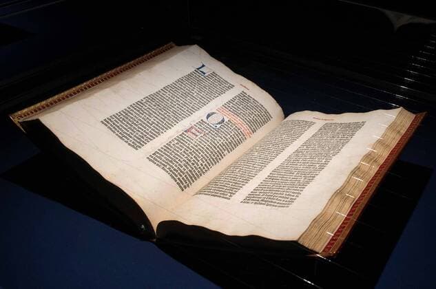 Der 2. Teil der Gutenbergbibel (Shuckburgh-Exemplar, gedruckt zwischen 1452-1455) am 17.01.2018 in einer Vitrine im Johannes-Gutenberg-Museum in Mainz. Kaum eine andere Erfindung hat die Welt so sehr veraendert wie die des Mainzer Kaufmannssohns Johannes Gutenberg. Ohne den Buchdruck waeren viele historische Entwicklungen der Neuzeit undenkbar. Die ersten kommerziellen Erfolge erzielte er ausgerechnet mit Ablassbriefen. Im Auftrag der katholischen Kirche produzierte der Mainzer Johannes Gutenberg die beruechtigten Bescheinigungen, die den Kaeufern pauschal Vergebung aller ihrer Suenden versprachen. Zum Einsatz kam eine revolutionaere Technologie, die der Tueftler zuvor in jahrelanger Arbeit ausgefeilt hatte. Gutenberg gilt als Erfinder des Buchdrucks mit beweglichen Lettern. Am 3. Februar jaehrt sich zum 550. Mal sein Todestag. (Siehe epd Copyright: epd-bild AndreaxEnderlein EDITORIAL USE ONLY