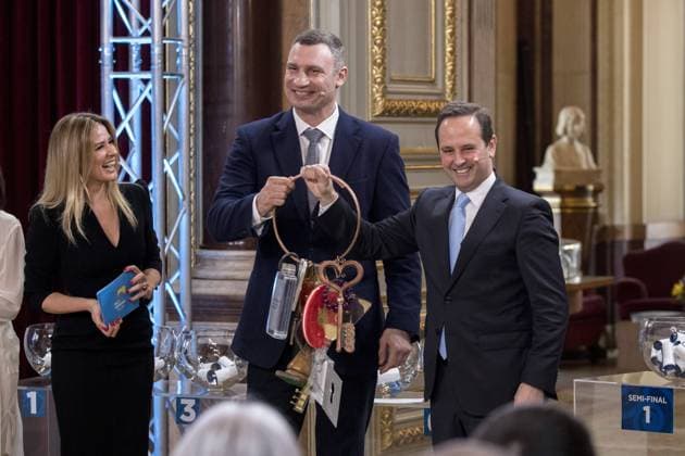 Bilder des Tages Kyiv City Mayor Chairperson of the Kyiv City State Administration Vitali Klitschko has handed over symbolical keys from Eurovision song contest to Lisbon city mayor  Copyright: 515394