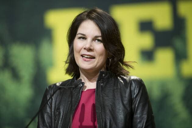 Annalena Baerbock, Annalena Charlotte Alma Baerbock , Mitglied des Deutschen Bundestages, MdB, freut sich ueber ihre Wahl zur Vorsitzenden und nimmt die Wahl an, Ausserordentliche Bundesdelegiertenkonferenz der Partei Buendnis 90 Die Gruenen im Congress Centrum Hannover, 26.-27.01.2018.