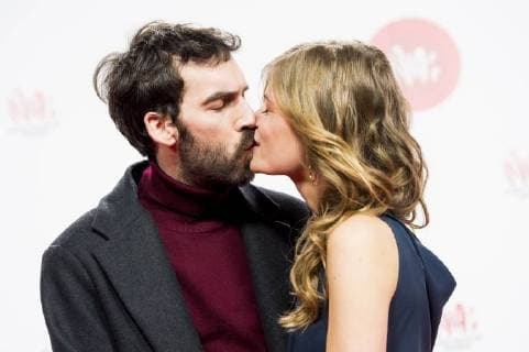 Jan Paternoster and Eva De Roo kiss on the red carpet at the arrival for the eleventh edition of the MIA s (Music Industry Award) award show, in Brussels, Tuesday 30 January 2018. The MIA awards are handed out by the VRT and Kunstenpunt.  JASPERxJACOBS 05286503
