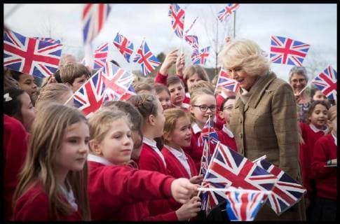 Entertainment Bilder der Woche Themen der Woche Bilder des Tages . 30 01 2018. Wiltshire, United Kingdom. The Duchess Of Cornwall Visits Wiltshire. Camilla, Duchess of Cornwall is greeted by flag waving school pupils as she visits Marlborough St. Mary s Church of England Primary School in Marlborough on January 30, 2018 in Wiltshire, United Kingdom.  xi-Imagesx xPoolx IIM-16853-0002