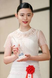 Japanese actress Hana Sugisaki poses for the cameras during the Elan d Or Award ceremony on February 1, 2018, Tokyo, Japan. The award organized by the All Nippon Producers Association (ANPA) recognizes outstanding actors, movies and TV dramas.  (gxta_elandor028)