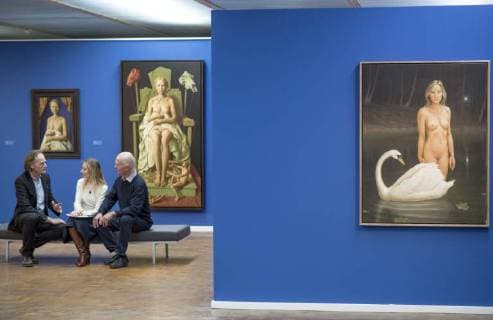Künstler-Modell Kerstin, der Leipziger Maler Erich Kissing, rechts, und Kunsthallenleiter Jörg-Uwe Neumann in der Werkschau des Leipziger Künstler Erich Kissing vom 4. Februar bis 1. Mai 2018 unter dem Titel Erich Kissing und Kerstin. Maler und Modell in der Kusthalle Rostock mit etwa 60 Gemälden von Erich Kissing. Ein zweiter Teil der Ausstellung thematisiert die Bedeutung des Leipziger Modells Kerstin für Kissing und eine Reihe weiterer Künstler, darunter Michael Triegel und Günter Rössler. Rostock