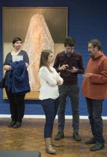 Presserundgang in der Kunsthalle Rostock zur Werkschau des Leipziger Künstler Erich Kissing vom 4. Februar bis 1. Mai 2018 unter dem Titel Erich Kissing und Kerstin. Maler und Modell mit etwa 60 Gemälden von Erich Kissing. Ein zweiter Teil der Ausstellung thematisiert die Bedeutung des Leipziger Modells Kerstin für Kissing und eine Reihe weiterer Künstler, darunter Michael Triegel und Günter Rössler. Rostock