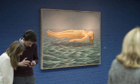 Presserundgang in der Kunsthalle Rostock zur Werkschau des Leipziger Künstler Erich Kissing vom 4. Februar bis 1. Mai 2018 unter dem Titel Erich Kissing und Kerstin. Maler und Modell mit etwa 60 Gemälden von Erich Kissing. Ein zweiter Teil der Ausstellung thematisiert die Bedeutung des Leipziger Modells Kerstin für Kissing und eine Reihe weiterer Künstler, darunter Michael Triegel und Günter Rössler. Rostock