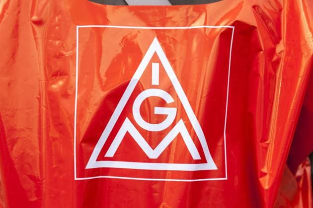 IG Metall Warnstreik beim BMW Werk in Berlin Spandau am 02.02.2018 IG Metall Warnstreik beim BMW Werk in Berlin Spandau am 02.02.2018 *** IG metal warning at the BMW plant in Berlin Spandau on 02 02 2018 IG metal warning at the BMW plant in Berlin Spandau on 02 02 2018