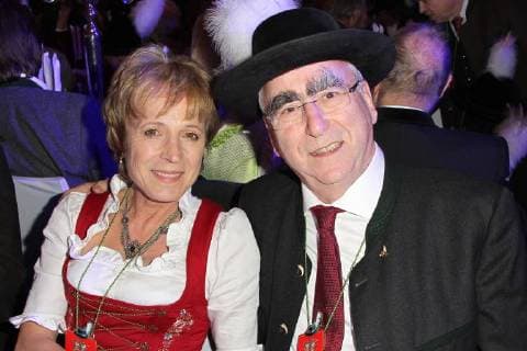 Entertainment Bilder der Woche Themen der Woche Bilder des Tages Theo Waigel mit Ehefrau Irene Epple-Waigel, Filserball 2018 im Loewenbraeukeller in Muenchen am 02.02.2018 *** Theo Waigel with his wife Irene Epple Waigel profile heritage all 2018 in the Loewenbraeukeller in Munich on 02 02 2018