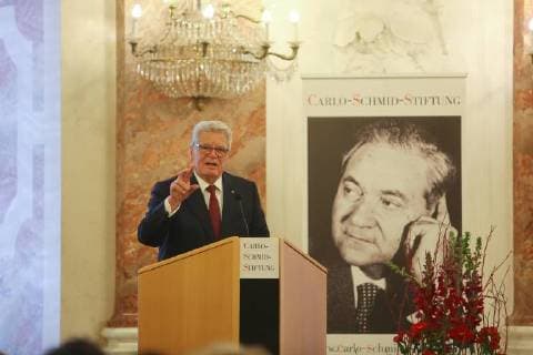 Themen der Woche Bilder des Tages Gauck mit Carlo-Schmid Preis geehrt Mannheim. 03.02.18 Schloss. Alt-Bundespräsident Joachim Gauck (78) ist in Mannheim mit dem Preis der SPD-nahen Carlo-Schmid-Stiftung ausgezeichnet worden. Gauck werde unter anderem als Brückenbauer zwischen Ost und West in Deutschland und Europa geehrt, begründete die Stiftung mit Sitz in Stuttgart am Samstag. Stiftungschef Siegmar Mosdorf überreichte Gauck die Auszeichnung am Samstag bei einer Feierstunde im Mannheimer Schloss. Die Laudatio hielt der ehemalige Kulturstaatsminister Julian Nida-Rümelin. - , Mannheim Baden-Württemberg Deutschland *** Gauck honored with Carlo Schmid Preis Mannheim 03 02 18 Castle old President Joachim Gauck 78 is been awarded Middle Carlo Schmid Foundation in Mannheim the SPD Gauck will honored as a bridge-builder between East and West in Germany and Europe the