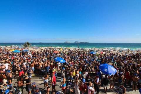IMAGO Nature: Unsere Erde, Umweltprobleme, Überbevölkerung February 3, 2018 - Rio De Janeiro, Rio de Janeiro, Brazil - Thousands of people crowd the streets of Ipanema to participate in the carnival block Simpatia o° Quase Amor, one of the most traditional events of the pre-Carnival in Rio de Janiero, Brazil, on 3 February 2018. The partygoers, many costumed, followed the edge of Ipanema Beach with great joy and fun. Rio De Janeiro Brazil  - ZUMAn230 20180203_zaa_n230_604 Copyright: xLuizxSouzax