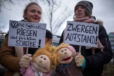 Themen der Woche Bilder des Tages Klimaschutz-Protest Berlin Mehrere hundert Menschen demonstrieren in Berlin für einen Ausstieg aus der Kohleenergie. Zum Ende der Koalitionsverhandlungen zwischen CDU CSU und SPD bilden die Aktivisten symbolisch eine Rote Linie um das Willy-Brandt-Haus. Berlin Berlin Deutschland *** Climate change protest Berlin several hundred people demonstrate in Berlin for a phase-out of coal power to the end of the coalition talks between the CDU CSU and SPD forming the activists symbolically a red line to the Willy Brandt Haus Berlin Berlin Germany