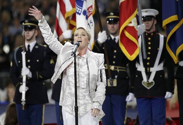 Entertainment Bilder der Woche Themen der Woche Bilder des Tages Pink performs the National Anthem prior to Super Bowl LII at U.S. Bank Stadium in Minneapolis, Minnesota on February 4, 2018. The Eagles will be seeking their first title while the Patriots will be after their sixth Super Bowl win.  SBP20180204002 JOHNxANGELILLO