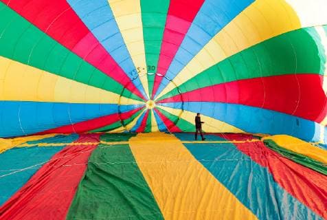 Zell am See 05.02.2018, Zell am See - Kaprun, AUT, BalloonAlps, im Bild ein Ballon wird auf seine Fahrt vorbereitet a hot air balloon is prepared for his trip during the International Balloonalps Week, Zell am See Kaprun, Austria on 2018 02 05.