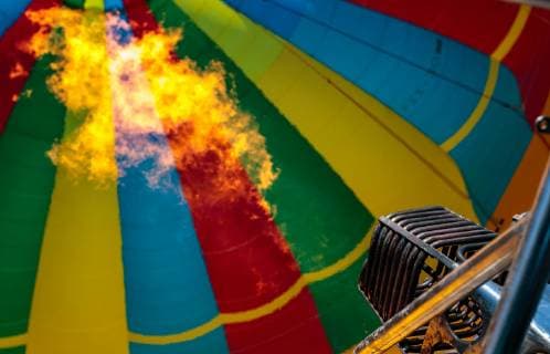 Zell am See 05.02.2018, Zell am See - Kaprun, AUT, BalloonAlps, im Bild ein Ballon wird wird mit einem Gasbrenner beheizt a hot air balloon is heated with a gas burner during the International Balloonalps Week, Zell am See Kaprun, Austria on 2018 02 05.