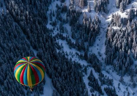 Zell am See 05.02.2018, Zell am See - Kaprun, AUT, BalloonAlps, im Bild ein Heissluftballon bei seiner Fahrt ber den Alpen von oben fotografiert a hot air balloon on his ride over the Alps during the International Balloonalps Week, Zell am See Kaprun, Austria on 2018 02 05.