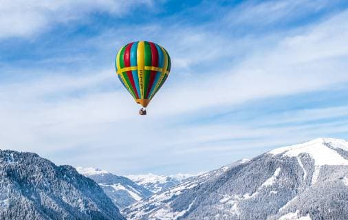 Zell am See 05.02.2018, Zell am See - Kaprun, AUT, BalloonAlps, im Bild ein Heissluftballon bei seiner Fahrt im Gebirge a hot air balloon infront of the Mountains Scenery during the International Balloonalps Week, Zell am See Kaprun, Austria on 2018 02 05.
