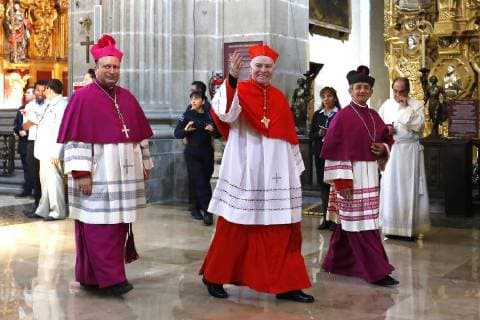 Bilder des Tages Carlos Aguiar Retes in das Amt des Erzbischofs von Mexiko eingeführt February 5, 2018 - EUM20180205REL10.JPG.CIUDAD DE MEXICO Religion Religion-Aguiar Retes.- Carlos Aguiar Retes (centro) arriba a la Catedral Metropolitana para la ceremonia de inicio de ministerio como arzobispo primado de Mexico, el lunes 5 de febrero de 2018. Foto: Agencia EL UNIVERSAL EVZ  - ZUMAu78_ 20180205_zaf_u78_009 Copyright: xBerenicexFregosox
