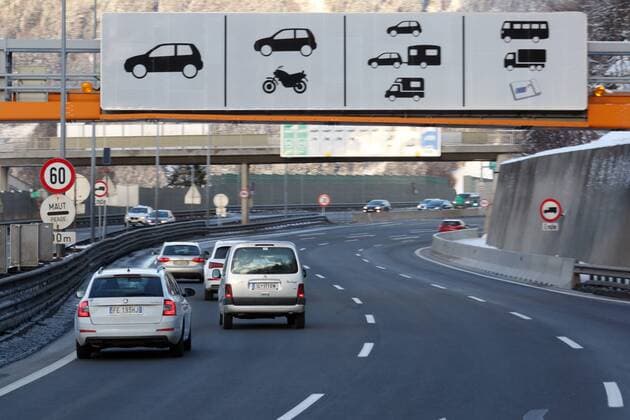 04.02.2018, Innsbruck, Tirol, AUT - Ankuendigung einer Mautstelle auf der Brenner-Autobahn A13. (A13, Alltag, Asphalt, aussen, Aussenaufnahme, Auto fahren, Autobahn, Autofahrt, Automobile, Autos, Autoverkehr, außen, Außenaufnahme, Brenner-Autobahn, Einordnen, Europa, europaeisch, europäisch, Fahrbahn, fahren, fahrend, Fahrzeuge, Gebuehr, Gebühr, Gesellschaft, Innsbruck, Jahreszeit, Kraftfahrzeuge, Kurve, kurvig, Maut, Mautgebuehr, Mautgebühr, Mautstelle, Oesterreich, oesterreichisch, Personenkraftwagen, PKW, QF, Querformat, Rueckansicht, Rückansicht, Schilder, Strasse, Strassenmaut, Strassennutzungsgebuehr, Strassennutzungsgebühr, Strassenschilder, Strassenszene, Strassenverkehr, Straße, Straßenszene, Straßenverkehr, Tirol, Verkehr, Westeuropa, Winter, Wirtschaft, Österreich, österreichisch) 180204D534AUTOBAHN.JPG