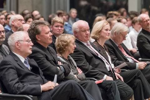 Bochumer Psychologe Jürgen Straub erhält Wissenschaftspreis 2017 der UNI Vechta 06.02.2018, Aula UNI , Vechta, Bochumer Psychologe Jürgen Straub erhält Wissenschaftspreis 2017 der UNI Vechta, - Jährlich stiftet der Vechtaer Reiseunternehmer Hans Höffmann den mit 10.000 Euro dotierten Höffmann-Wissenschaftspreis für Interkulturelle Kompetenz. Für das Jahr 2017 wurde der Bochumer Psychologe Prof. Dr. Jürgen Straub einstimmig von der Jury zum Preisträger gewählt. - Zur Person Prof. Dr. phil. Jürgen Straub ist seit April 2008 Inhaber des Lehrstuhls für Sozialtheorie und Sozialpsychologie an der Ruhr-Universität Bochum. Seine Forschungsschwerpunkte liegen u.a. in den Bereichen Sozial- und Kulturpsychologie, interdisziplinäre Sozial- und Kulturtheorie, Interkulturalität, interkulturelle Kommunikation und Kompetenz, I nphxKokenge nph00001