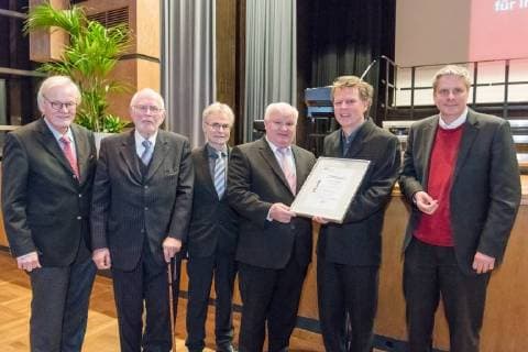 Bochumer Psychologe Jürgen Straub erhält Wissenschaftspreis 2017 der UNI Vechta 06.02.2018, Aula UNI , Vechta, Bochumer Psychologe Jürgen Straub erhält Wissenschaftspreis 2017 der UNI Vechta, - Jährlich stiftet der Vechtaer Reiseunternehmer Hans Höffmann den mit 10.000 Euro dotierten Höffmann-Wissenschaftspreis für Interkulturelle Kompetenz. Für das Jahr 2017 wurde der Bochumer Psychologe Prof. Dr. Jürgen Straub einstimmig von der Jury zum Preisträger gewählt. - Zur Person Prof. Dr. phil. Jürgen Straub ist seit April 2008 Inhaber des Lehrstuhls für Sozialtheorie und Sozialpsychologie an der Ruhr-Universität Bochum. Seine Forschungsschwerpunkte liegen u.a. in den Bereichen Sozial- und Kulturpsychologie, interdisziplinäre Sozial- und Kulturtheorie, Interkulturalität, interkulturelle Kommunikation und Kompetenz, I nphxKokenge nph00001