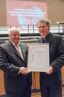 Bochumer Psychologe Jürgen Straub erhält Wissenschaftspreis 2017 der UNI Vechta 06.02.2018, Aula UNI , Vechta, Bochumer Psychologe Jürgen Straub erhält Wissenschaftspreis 2017 der UNI Vechta, - Jährlich stiftet der Vechtaer Reiseunternehmer Hans Höffmann den mit 10.000 Euro dotierten Höffmann-Wissenschaftspreis für Interkulturelle Kompetenz. Für das Jahr 2017 wurde der Bochumer Psychologe Prof. Dr. Jürgen Straub einstimmig von der Jury zum Preisträger gewählt. - Zur Person Prof. Dr. phil. Jürgen Straub ist seit April 2008 Inhaber des Lehrstuhls für Sozialtheorie und Sozialpsychologie an der Ruhr-Universität Bochum. Seine Forschungsschwerpunkte liegen u.a. in den Bereichen Sozial- und Kulturpsychologie, interdisziplinäre Sozial- und Kulturtheorie, Interkulturalität, interkulturelle Kommunikation und Kompetenz, I nphxKokenge nph00001