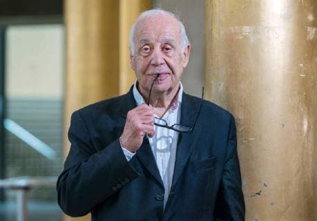 Der Schweizer Soziologe und UN-Berater Jean Ziegler am Dienstag (06.02.2018) in Frankfurt am Main. Ziegler hat dabei die Untaetigkeit der Vereinten Nationen in Konflikten kritisiert. Im Syrien-Krieg scheitere der UN-Sicherheitsrat am Veto Russlands, im Darfur-Konflikt (Sudan) am Veto Chinas und in Gaza am Veto der USA, sagte der 83-jaehrige Globalisierungskritiker. Der sozialistische Politiker und Buchautor rief auch dazu auf, sich unbeirrt fuer eine Regulierung der Grosskonzerne einzusetzen und den Neoliberalismus zu stoppen. Er forderte ein Verbot der Spekulation auf Lebensmittel und der Steuerflucht. (Siehe epd-Meldung vom 07.02.2018) Der Schweizer Soziologe und UN-Berater Jean Ziegler *** The Swiss sociologist and UN consultant Jean Ziegler on Tuesday 06 02 2018 in Frankfurt am Main Ziegler in the inaction of the United Nations in con Copyright: epd-bild HeikexLyding EDITORIAL USE ONLY