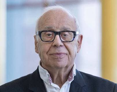 Der Schweizer Soziologe und UN-Berater Jean Ziegler am Dienstagabend (06.02.2018) vor einer Veranstaltung in Frankfurt am Main. Ziegler hat dabei die Untaetigkeit der Vereinten Nationen in Konflikten kritisiert. Im Syrien-Krieg scheitere der UN-Sicherheitsrat am Veto Russlands, im Darfur-Konflikt (Sudan) am Veto Chinas und in Gaza am Veto der USA, sagte der 83-jaehrige Globalisierungskritiker. Der sozialistische Politiker und Buchautor rief auch dazu auf, sich unbeirrt fuer eine Regulierung der Grosskonzerne einzusetzen und den Neoliberalismus zu stoppen. Er forderte ein Verbot der Spekulation auf Lebensmittel und der Steuerflucht. (Siehe epd-Meldung vom 07.02.2018) Schweizer Soziologe Ziegler: Vetomaechte blockieren UN-Sicherheitsrat *** The Swiss sociologist and UN consultant Jean Ziegler on Tuesday evening 06 02 2018 before an event in Copyright: epd-bild HeikexLyding EDITORIAL USE ONLY