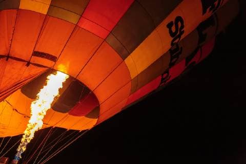 Kaprun 05.02.2018, Lechnerberg, Kaprun, AUT, Nacht der Ballone, im Bild Heissluftballone werden mit einem Gasbrenner beheizt Hot air balloons are heated with a gas burner during the International Balloonalps Week, Lechnerberg, Kaprun, Austria on 2018 02 05.