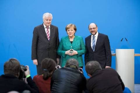 Themen der Woche Angela Merkel, Horst Seehofer und Martin Schulz posieren fuer die Fotografen am Ende einer Pressekonferenz zur Ankuendigung des Erreichten Kompromiss beim Koalitionsvertrag in der CDU-Bundesparteizentrale Konrad-Adenauer-Haus in Berlin am 7. Februar 2018. Koalitionsverhandlungen in Berlin *** Angela Merkel Horst Seehofer and Martin Schulz federal party headquarters Konrad Adenauer House in Berlin posing for the photographers at the end of a press conference for the announcement of the compromise reached in the coalition agreement in the CDU on 7 February 2018 Coalition talks in Berlin