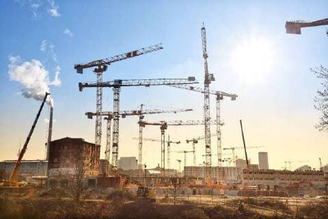 Wohnungsbau, Immobilien, Mietwohnungen, Eigentumswohnungen, Neubauten, Mietpreisbremse, Baulücke, Sozialer Wohnungsbau. Baukräne stehen auf dem großen Baugrundstück in der Heidestraße in Berlin, aufgenommen am 6. Februar 2018. ACHTUNG: Auf diesem Foto liegt ein Filter vom Bildbearbeitungsprogramm Snapseed! Berlin Deutschland *** Residential real estate rental apartments condos new construction rental brake vacant social housing construction cranes are on the large plot of recorded on 6 February 2018 caution on this photo a filter is located in Heath Street in Berlin by the Image editing program Snapseed Berlin Germany Copyright: xKittyxKleist-HeinrichxTSPx