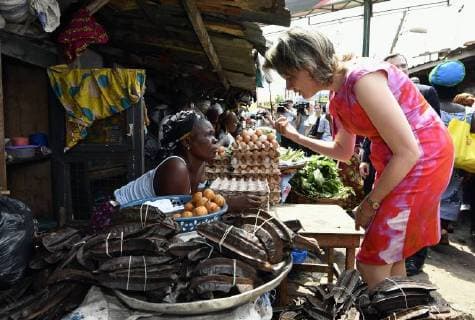 Themen der Woche Bilder des Tages Queen Mathilde of Belgium pictured during a visit at a local market during day two of a visit by the Queen to Ghana, with focus on sustainable development goals, in Accra, Thursday 08 February 2018.  ERICxLALMAND 05292116