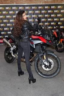Model Shirin Anjuli mit einer BMW - Pressetag zu den kommenden Berliner Motorrad Tagen - BMT vom 09.-11.Februar 2018 in The Station Berlin am 08.02.2018. Berliner Motorrad Tage - BMT