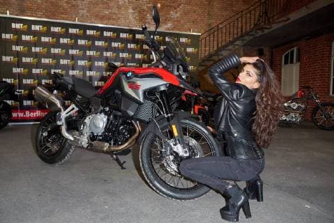 Bilder des Tages Model Shirin Anjuli mit einer BMW - Pressetag zu den kommenden Berliner Motorrad Tagen - BMT vom 09.-11.Februar 2018 in The Station Berlin am 08.02.2018. Berliner Motorrad Tage - BMT