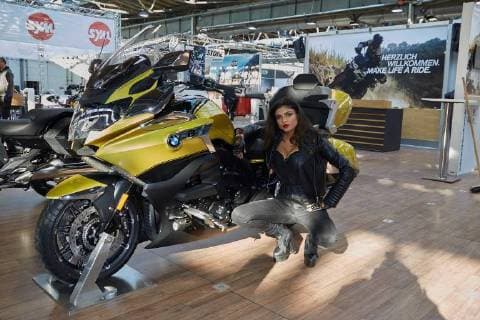 Model Shirin Anjuli mit einer BMW - Pressetag zu den kommenden Berliner Motorrad Tagen - BMT vom 09.-11.Februar 2018 in The Station Berlin am 08.02.2018. Berliner Motorrad Tage - BMT