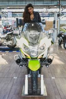 Model Shirin Anjuli mit einer Polizei BMW - Pressetag zu den kommenden Berliner Motorrad Tagen - BMT vom 09.-11.Februar 2018 in The Station Berlin am 08.02.2018. Berliner Motorrad Tage - BMT
