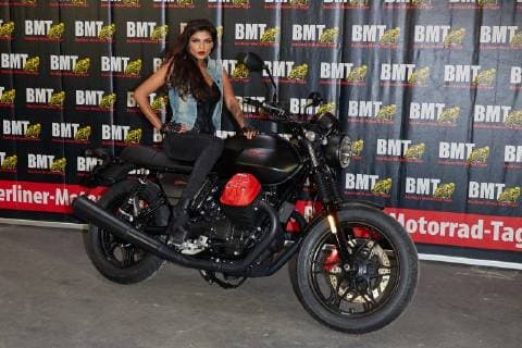 Model Shirin Anjuli mit einer Motoguzzi - Pressetag zu den kommenden Berliner Motorrad Tagen - BMT vom 09.-11.Februar 2018 in The Station Berlin am 08.02.2018. Berliner Motorrad Tage - BMT