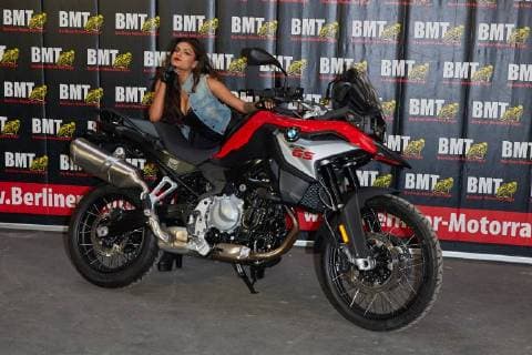 Model Shirin Anjuli mit einer BMW - Pressetag zu den kommenden Berliner Motorrad Tagen - BMT vom 09.-11.Februar 2018 in The Station Berlin am 08.02.2018. Berliner Motorrad Tage - BMT
