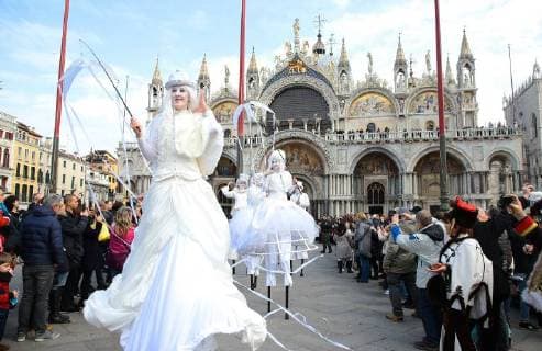 Bilder des Tages Karneval in Venedig February 8, 2018 - Venezia, Italy - People wearing costumes attend the traditional events of Carnival Cutting off the Bull s head and Dance of the Masks on February 8, 2018 in Venice, Italy. The Cutting off the Bull s head is an ancient tradition that commemorates the victory of the Doge Vitale Michiel II over the rebel Ulrich, Patriarch of Aquileia and 12 feudal lords in 1162. Venezia Italy  - ZUMAn230 20180208_zaa_n230_306 Copyright: xMatteoxChinellatox