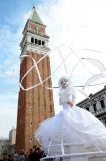 Bilder des Tages Karneval in Venedig February 8, 2018 - Venezia, Italy - People wearing costumes attend the traditional events of Carnival Cutting off the Bull s head and Dance of the Masks on February 8, 2018 in Venice, Italy. The Cutting off the Bull s head is an ancient tradition that commemorates the victory of the Doge Vitale Michiel II over the rebel Ulrich, Patriarch of Aquileia and 12 feudal lords in 1162. Venezia Italy  - ZUMAn230 20180208_zaa_n230_312 Copyright: xMatteoxChinellatox