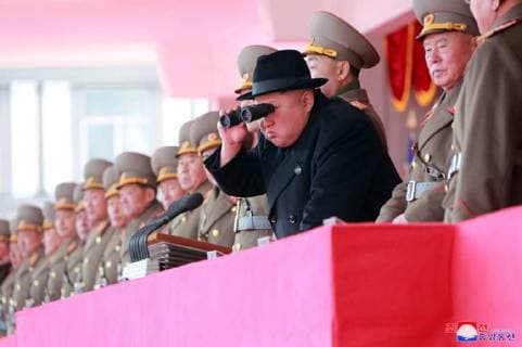 Themen der Woche Bilder des Tages Nordkorea: Militärparade in Pjöngjang This image released on February 8, 2018, by the North Korean Official News Service (KCNA), shows North Korean leader Kim Jong Un watching on as troops marched through Kim Il Sung Square in a show of military might on the eve of the 2018 Winter Olympics in Pyeongchang, South Korea.  WAX2018020807 KCNA
