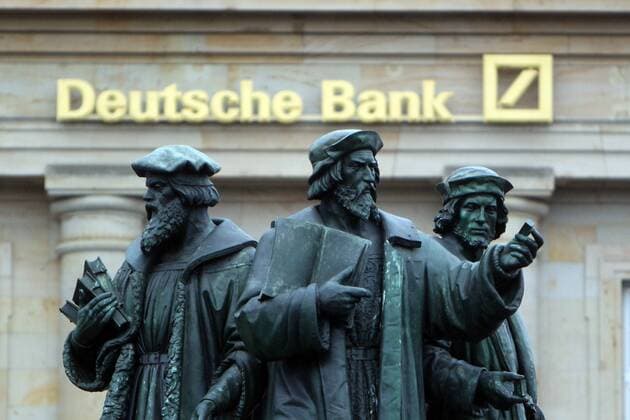 Logo und Schriftzug Deutsche Bank hinter dem Gutenberg Denkmal am Roßmarkt im Bankenviertel in Frankfurt, Hessen, Deutschland